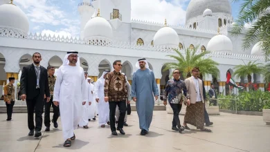 صورة ذياب بن محمد بن زايد يزور جامع الشيخ زايد الكبير في سوراكارتا بإندونيسيا