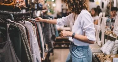 صورة 8 قطع ملابس أساسية يجب شراؤها في عروض الجمعة البيضاء موضة لا تبطل
