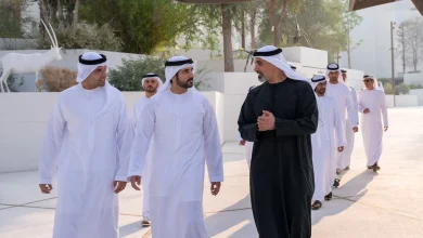صورة خالد بن محمد بن زايد وحمدان بن محمد بن راشد يقومان بجولة في متحف التاريخ الطبيعي في أبوظبي ضمن المنطقة الثقافية في السعديات