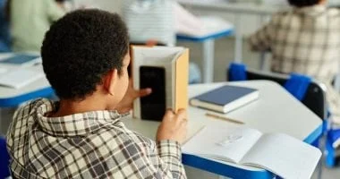 صورة أب يستدعي الشرطة اعتراضا على قرار منع الهواتف في المدرسة