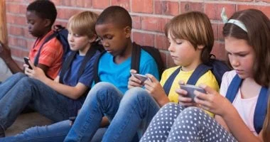 صورة الأطفال والهاتف: التسلية والتعليم بدلاً من الألعاب