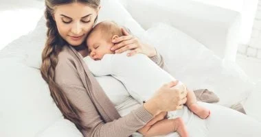 صورة دراسة: إطالة الرضاعة تعزز نخاع العظم والعضلات لدى النساء