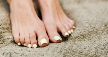 صورة لو رجلك بيتعرق كتير.. 5 طرق للتخلص من الرائحة الكريهة