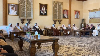 صورة سالم بن سلطان القاسمي يقدّم واجب العزاء في وفاة الشيخ إبراهيم بن حمد آل خليفة في البحرين