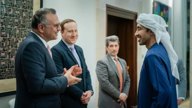 صورة عبدالله بن زايد ومستشار الرئيس الأميركي للشؤون الأفريقية والعربية يناقشان التطورات في السودان