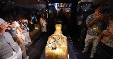 صورة الجميع مفتون بتابوت توت عنخ آمون في المتحف الكبير