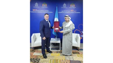 صورة روسيا تمنح أحمد ناصر الريسي وساماً بمناسبة 100 عامًا من التعاون الشرطي الدولي