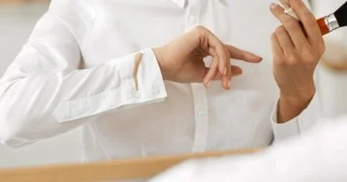 صورة خطوات بسيطة وآمنة لإزالة بقع المكياج مع الحفاظ على الملابس
