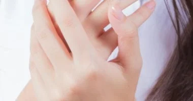 صورة خطوات بسيطة للتخلص من جفاف اليدين في الخريف والشتاء