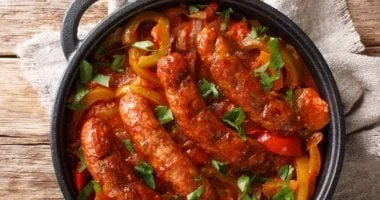 صورة سجق بلدي بالبصل والفلفل في طاسة
