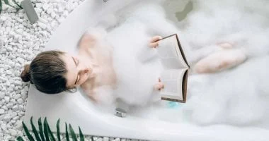 صورة أفضل 4 زيوت عطرية للاستحمام لتهدئة التوتر بعد يوم شاق