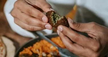 صورة 5 أخطاء أثناء العشاء تزيد خطر حرقة المعدة تجنبها