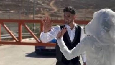 صورة بوابة إسرائيلية تحول بين عروسين يوم زفافهما برام الله