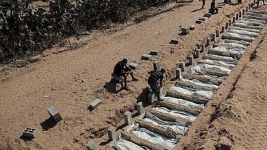 صورة اسرائيل تسلم جثامين 15 شهيدا.. والجهود تتواصل للعثور على بقية جثامين الجنود في غزة