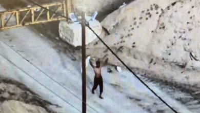 صورة مسؤول أميركي يزعم : أحد عناصر حماس يعبر الخط الأصفر ويسلم نفسه لجيش الاحتلال في غزة