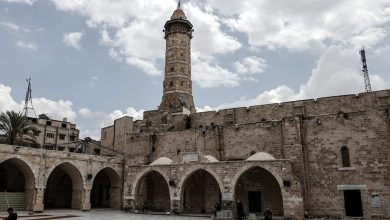 صورة قصفته إسرائيل سابقا.. انهيار أحد أبواب المسجد العمري الكبير في مدينة غزة بفعل الأمطار