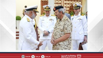 صورة القائد العام لقوة دفاع البحرين يستقبل رئيس هيئة أركان البحرية بجمهورية باكستان الإسلامية