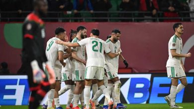 صورة محرز يقود المنتخب الجزائري إلى ثمن نهائي “كان 2025”