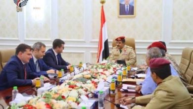 صورة وزير الدفاع يطلع السفير الروسي على مستجدات الأوضاع ويبحثان تعزيز التعاون الدفاعي