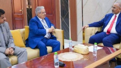 صورة بعد أيام من اقتحام مقر الجهاز.. عيدروس الزُبيدي يناقش خطط تطوير أمن الدولة مع قيادته الجديدة