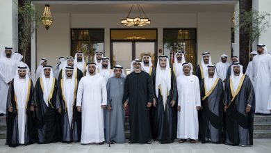 صورة خالد بن محمد بن زايد وسيف بن زايد يشهدان العرس الجماعي لقبيلة الهواشم