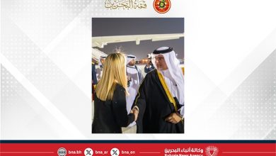 صورة سمو ولي العهد رئيس مجلس الوزراء في مقدمة مستقبلي رئيسة وزراء الجمهورية الإيطالية لدى وصولها إلى مملكة البحرين