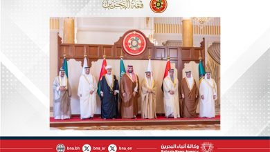 صورة جلالة الملك المعظم يستقبل إخوانه أصحاب الجلالة والسمو قادة دول مجلس التعاون لدول الخليج العربية وممثليهم بمناسبة مشاركتهم في أعمال القمة الخليجية السادسة والأربعين (قمة البحرين)