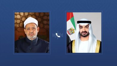 صورة رئيس الدولة يتلقى اتصالاً هاتفياً من شيخ الأزهر الشريف هنأه خلاله بعيد الاتحاد الـ 54