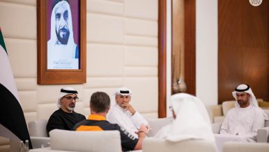 صورة خالد بن محمد ورئيس “ماكلارين” للسباقات يبحثان تعزيز الشراكة في تقنيات السيارات المتقدّمة
