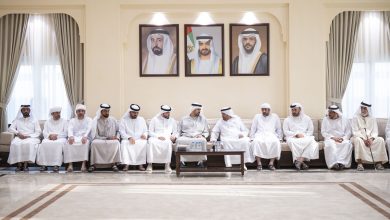 صورة ذياب بن محمد بن زايد يقدِّم واجب العزاء في وفاة والد الشهيد سيف راشد الطنيجي