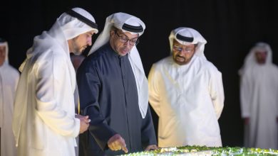 صورة منصور بن زايد يطلق مشروع “ساحة الخيل” بنادي أبوظبي للفروسية