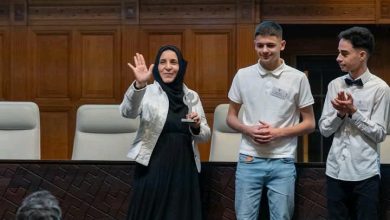 صورة حقوقية يمنية تفوز بجائزة في هولندا وتهديها لروح إفتهان المشهري