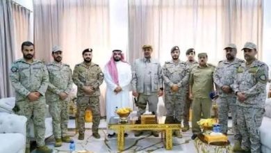 صورة فريق عسكري سعودي – إماراتي يصل عدن لاحتواء التوتر وإعادة انتشار قوات الانتقالي بإشراف التحالف