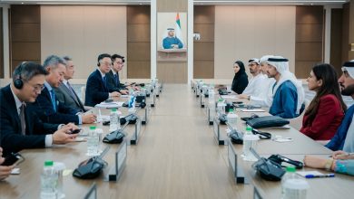 صورة عبدالله بن زايد ووزير الخارجية الصيني يؤكدان في بيان مشترك على عمق الشراكة الاستراتيجية الشاملة بين البلدين