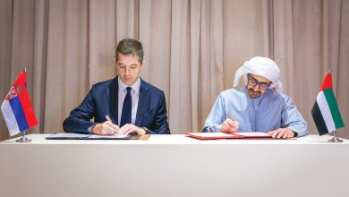 صورة عبدالله بن زايد ووزير الخارجية الصربي يوقعان تفاهماً بشأن المشاورات السياسية