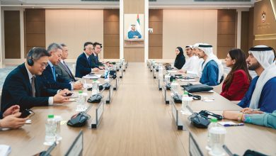صورة عبدالله بن زايد ووزير الخارجية الصيني يؤكدان على عمق الشراكة الاستراتيجية الشاملة بين البلدين