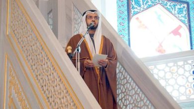 صورة عمر الدرعي يوضح سبب تقديم موعد صلاة الجمعة إلى 12:45 ظهراً من 2 يناير المقبل