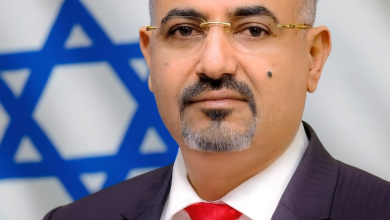 صورة عيدروس الزبيدي يلهث لفتح باب التطبيع مع تل أبيب.. المجلس الانتقالي يفتح أبوابه وأحضانه للكيان الإسرائيل؟ صحيفة بريطانية تشرت الغسيل الجنوبي.. عاجل