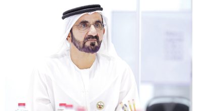 صورة محمد بن راشد يهنئ الدكتورة سعاد العامري لفوزها بجائزة «نوابغ العرب» عن فئة العمارة والتصميم