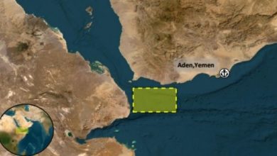 صورة زوارق صغيرة تقترب من سفينة عابرة غرب السواحل اليمنية وتشتبك معها