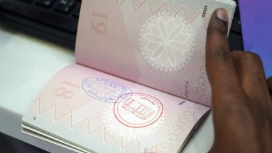 صورة استقبال المسافرين بختم “البحرين قلب وعين” في مطارات دبي