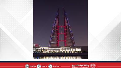 صورة مباني العاصمة المنامة تتشح باللونين العنابي والأبيض احتفاءً بالعيد الوطني لدولة قطر الشقيقة