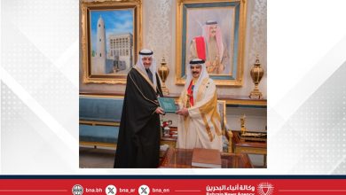 صورة جلالة الملك المعظم يتسلم دعوة من أخيه ولي العهد رئيس مجلس الوزراء السعودي لحضور معرض إكسبو الرياض 2030