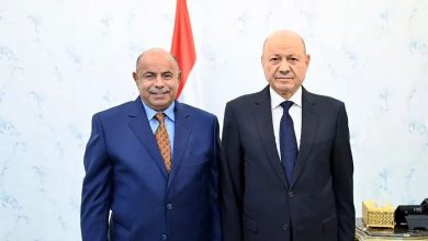 صورة الرئيس العليمي يتوعد بمعاقبة المتورطين في الانتهاكات التي رافقت هجوم الإنتقالي على حضرموت