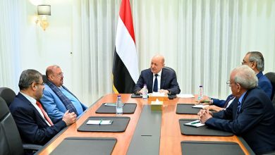 صورة رئيس مجلس القيادة يبحث مع البرلمان التطورات في المحافظات الشرقية ونتائج الاتصالات الإقليمية والدولية