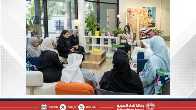 صورة وزيرة شؤون الشباب تستقبل فريق رواد الإبداع بمركز المحرق الشبابي النموذجي