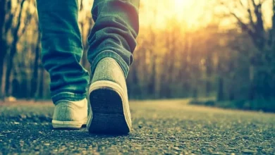 صورة المشي للخلف.. وسيلة فعالة تضاعف فوائد التمارين ويحفز الجسم والعقل