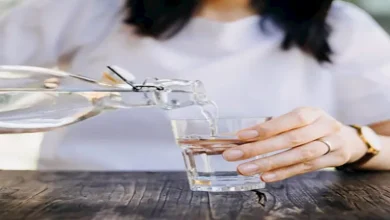 صورة أم تجبر ابنها على شرب 8 لتر من الماء يوميا- ما القصة؟