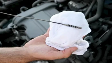 صورة كيفية التأكد من صلاحية زيت المحرك وتحديد موعد تغييره