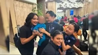 صورة تصرف مفاجئ من طاقم طيران تجاه طفل أحد الركاب